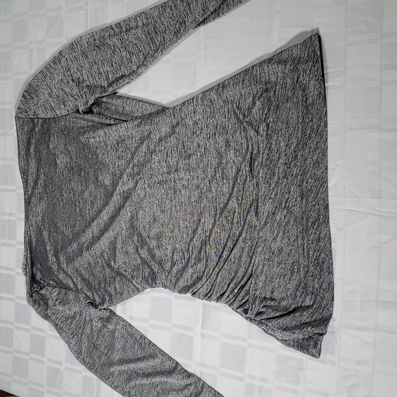 💕White house black market LARGE  Grey lightweight top with cinched side💕 - Picture 7 of 7